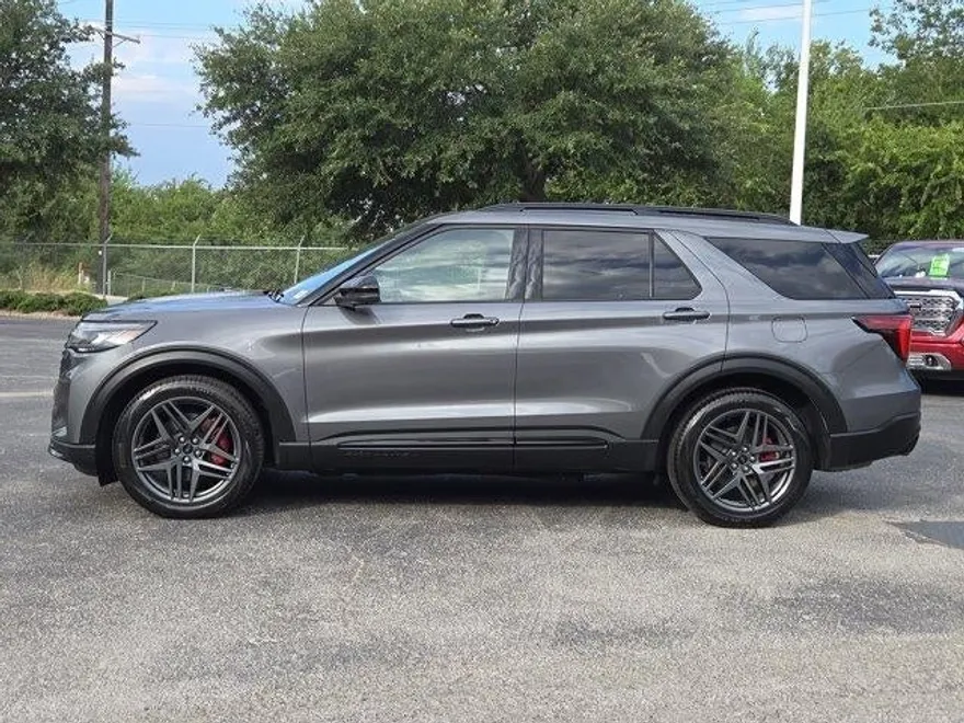 2025 Ford Explorer ST photo 1