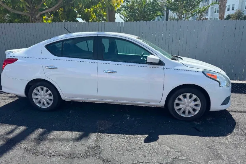 2018 Nissan Versa SV photo 1