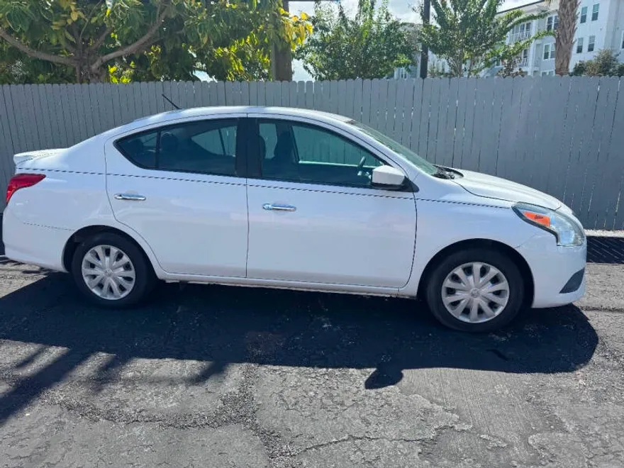 2018 Nissan Versa SV photo 1