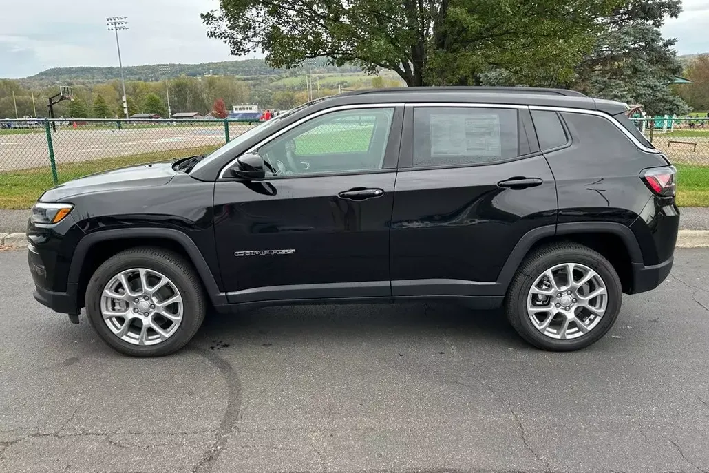 2024 Jeep Compass Latitude Lux photo 1