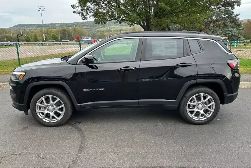 2024 Jeep Compass Latitude Lux photo 1