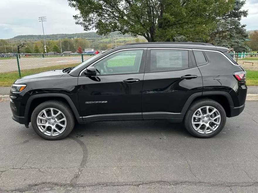 2024 Jeep Compass Latitude Lux photo 1