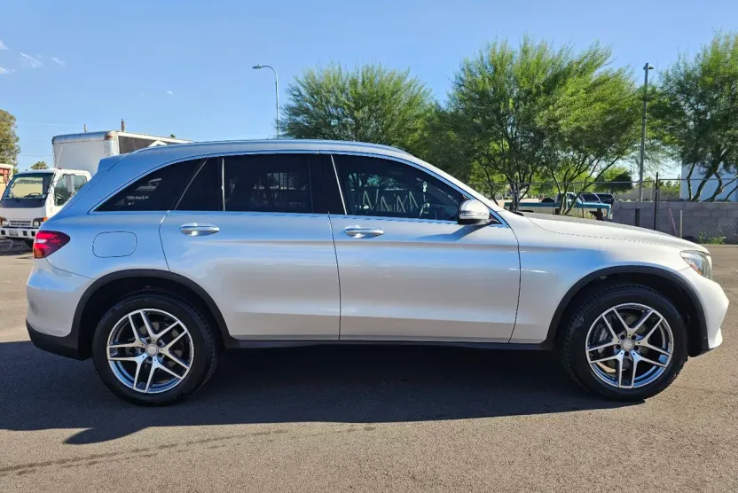 2017 Mercedes Benz GLC 300 photo 1