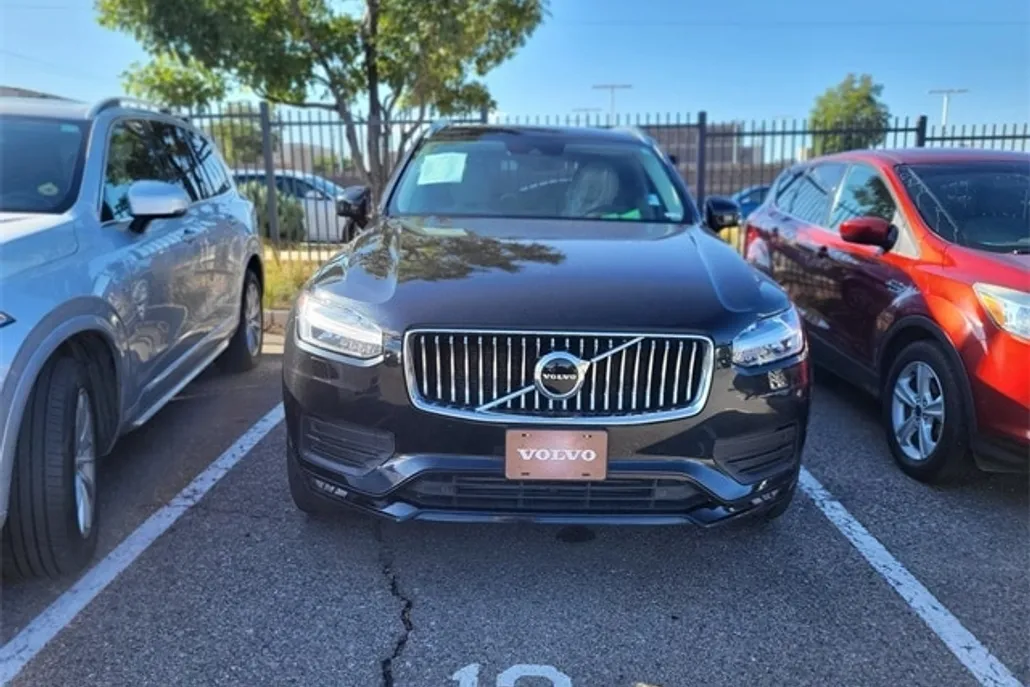 2021 Volvo XC90 T6 Momentum photo 1