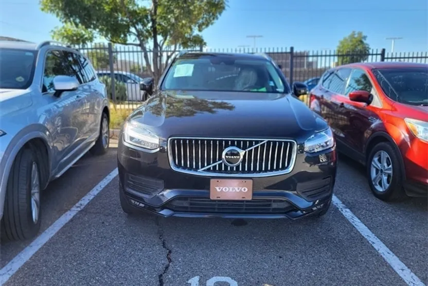 2021 Volvo XC90 T6 Momentum photo 1