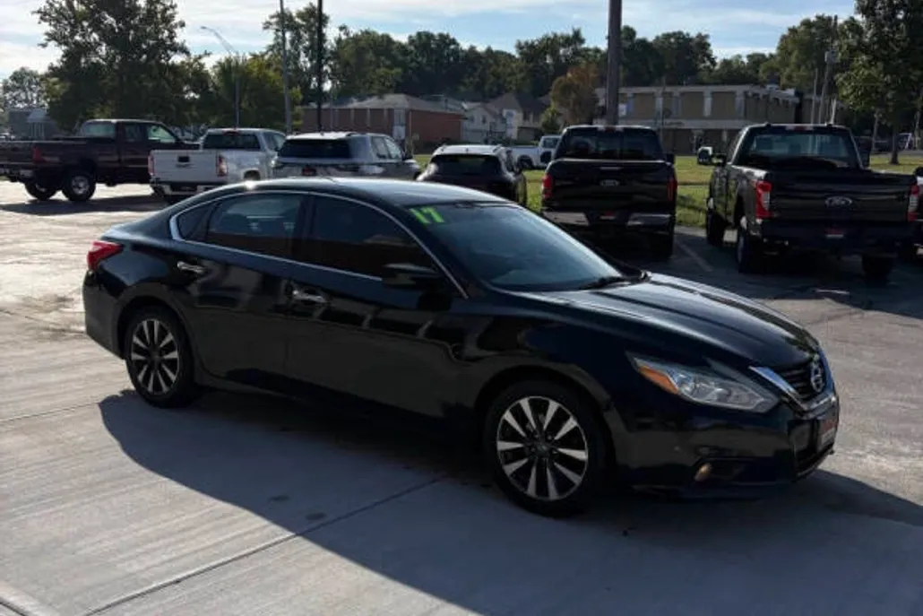 2017 Nissan Altima 2.5 SV photo 1