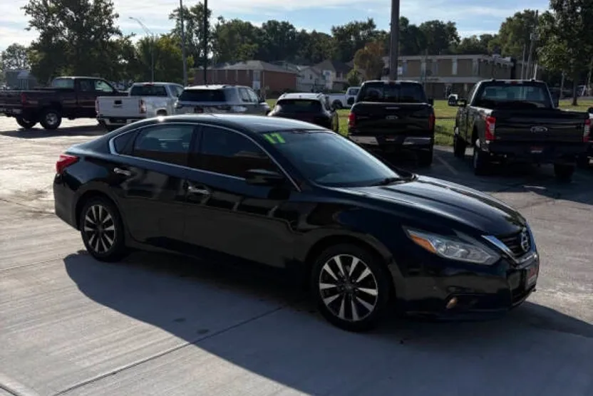 2017 Nissan Altima 2.5 SV photo 1
