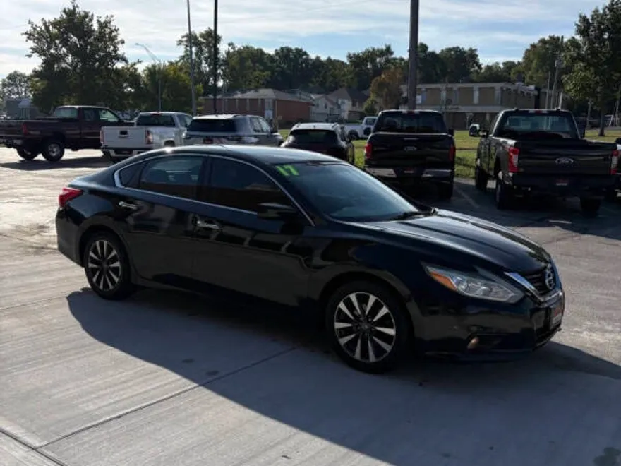 2017 Nissan Altima 2.5 SV photo 1