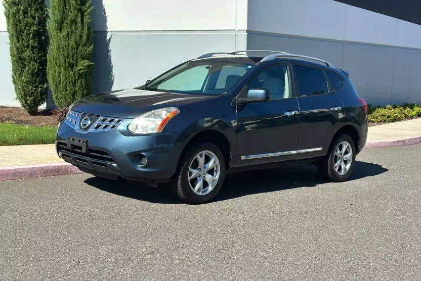 2013 Nissan Rogue SV photo 1