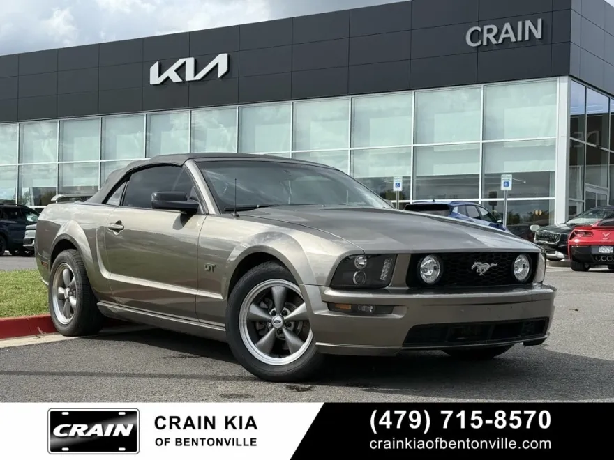 2005 Ford Mustang GT Deluxe photo 1