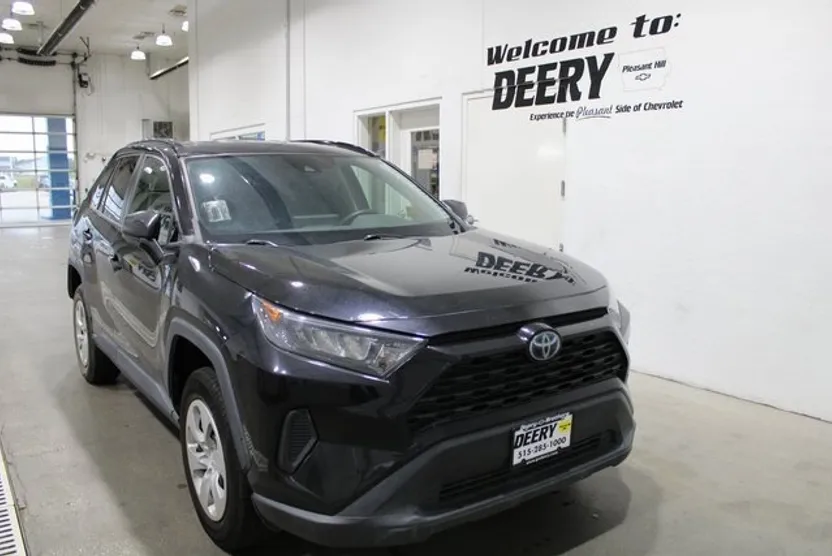 2021 Toyota RAV4 LE photo 1