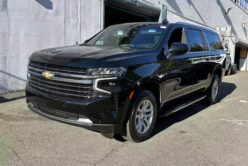 2024 Chevrolet Suburban LT photo 1
