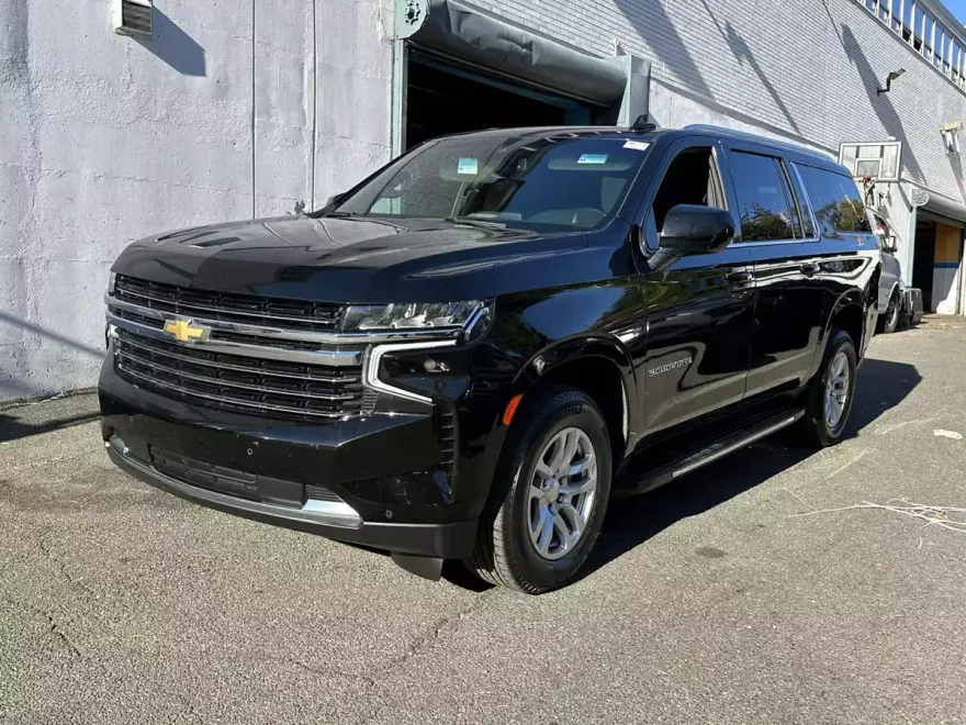 2024 Chevrolet Suburban LT photo 1