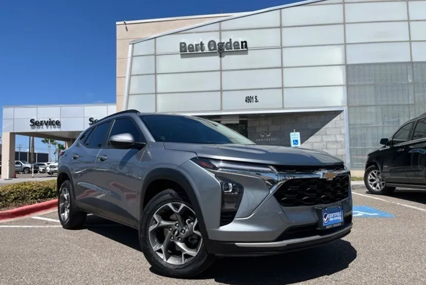 2024 Chevrolet Trax LT photo 1
