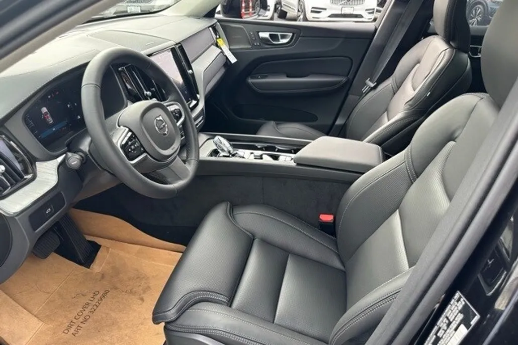 2025 Volvo XC60 B5 photo 1