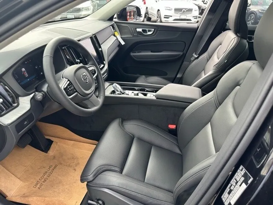 2025 Volvo XC60 B5 photo 1