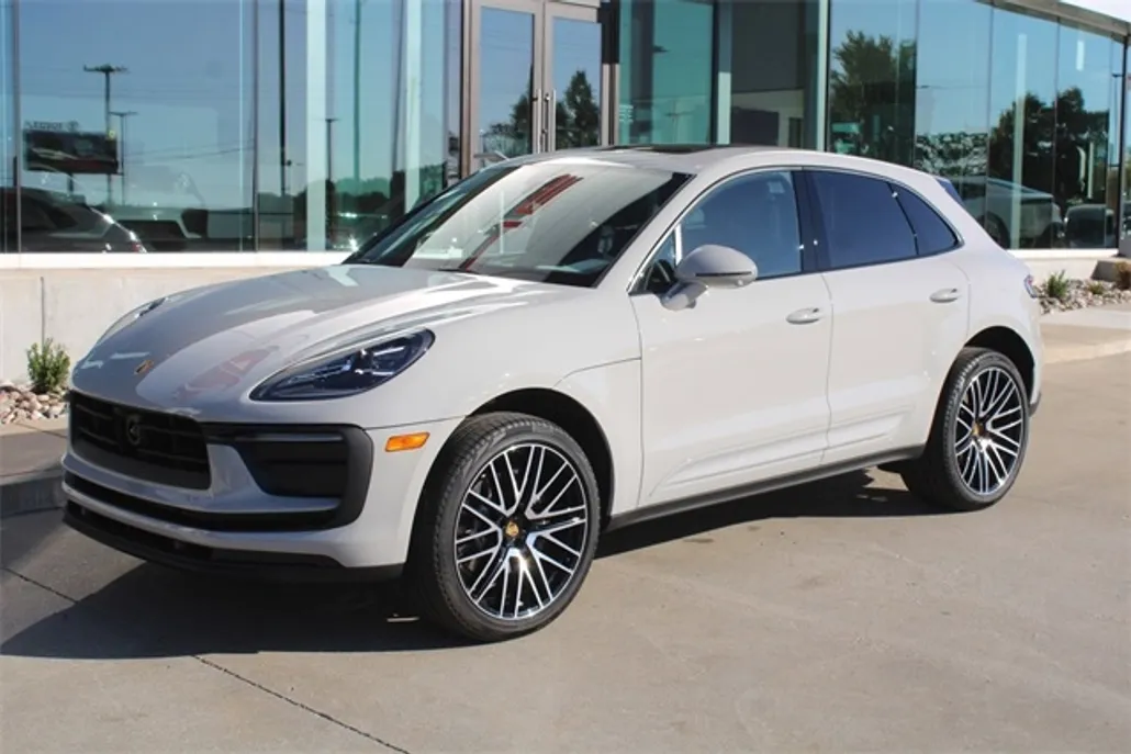 2025 Porsche Macan photo 1