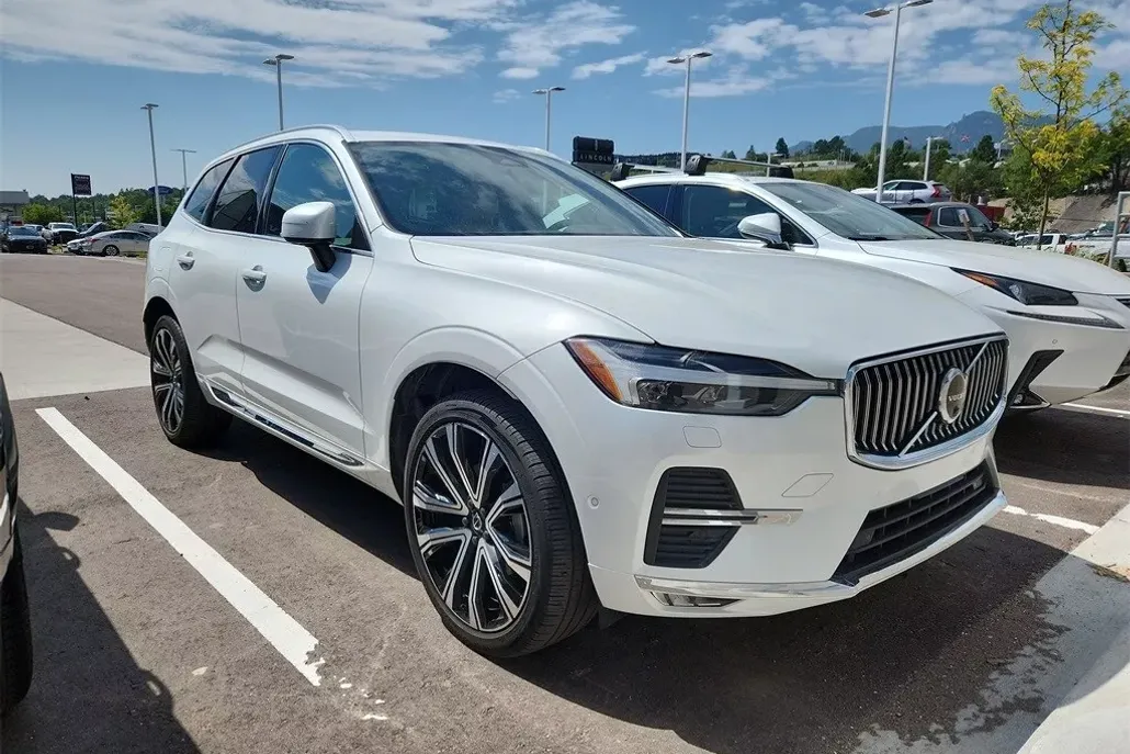 2023 Volvo XC60 B5 Ultimate photo 1