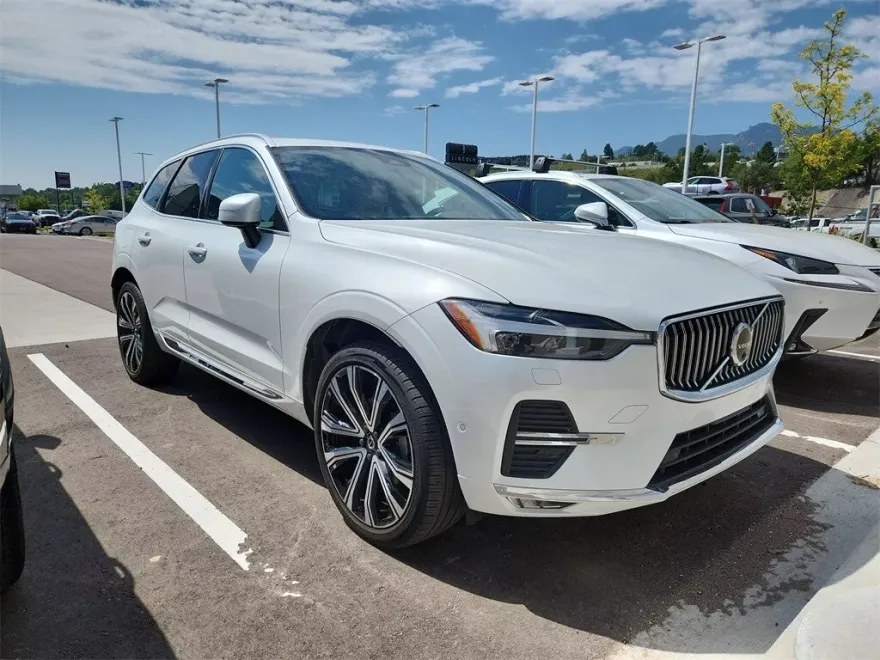 2023 Volvo XC60 B5 Ultimate photo 1