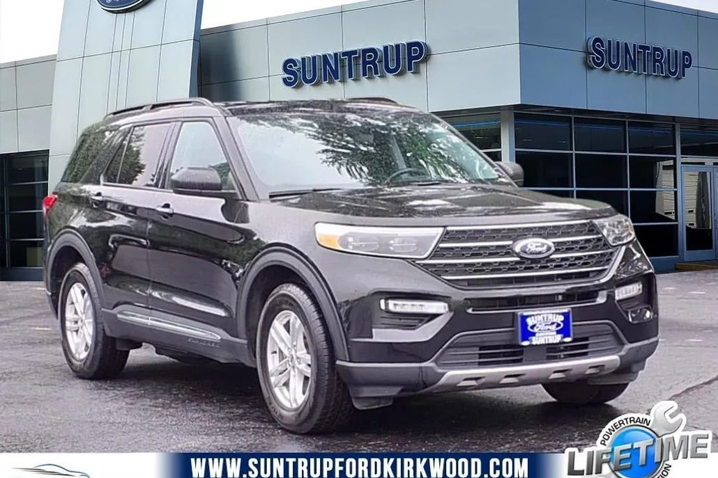 2023 Ford Explorer XLT photo 1