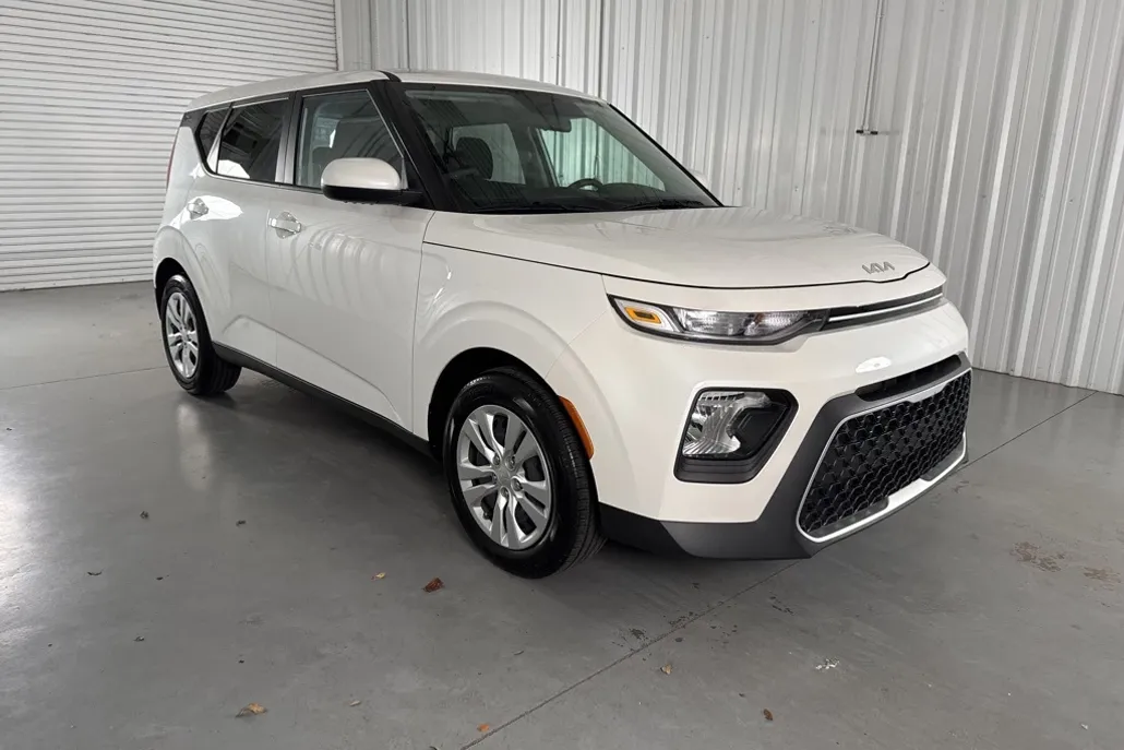 2022 Kia Soul LX photo 1