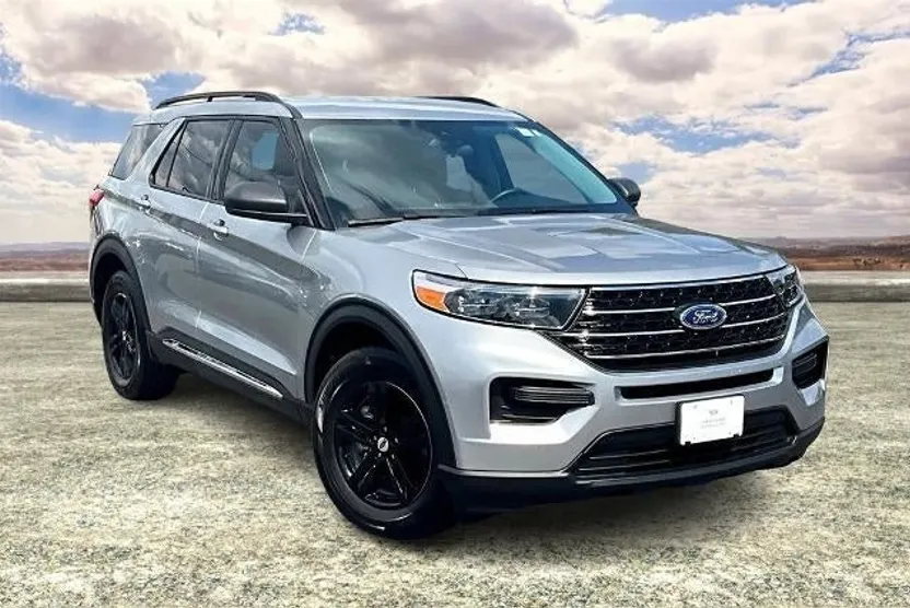 2023 Ford Explorer XLT photo 1