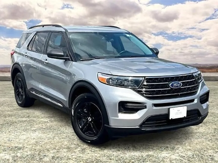 2023 Ford Explorer XLT photo 1