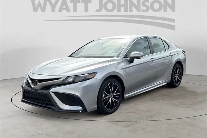 2024 Toyota Camry SE photo 1