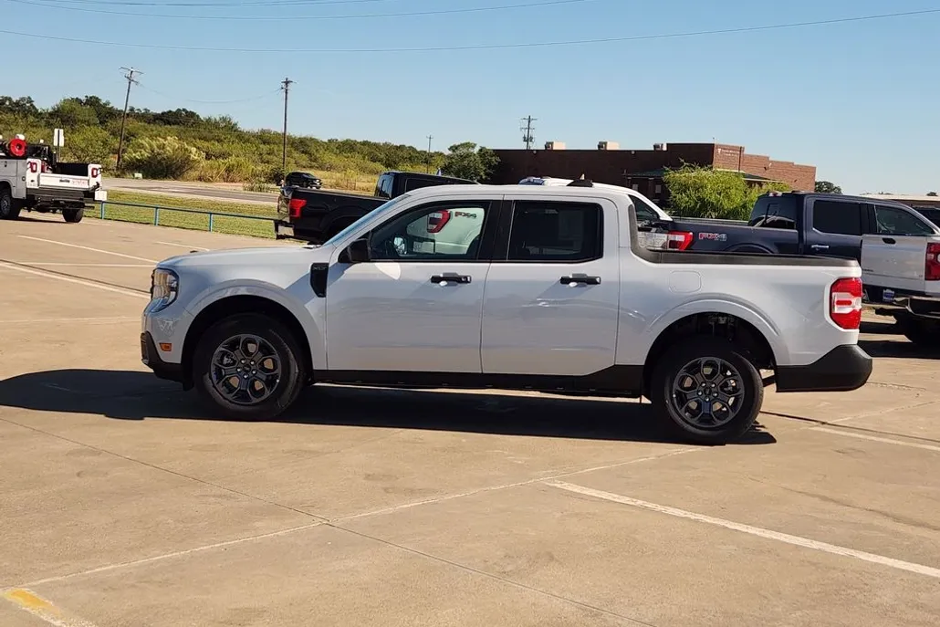 2025 Ford Maverick XLT photo 1