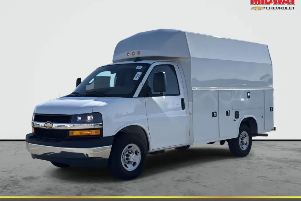 2024 Chevrolet Express Cutaway 3500 photo 1
