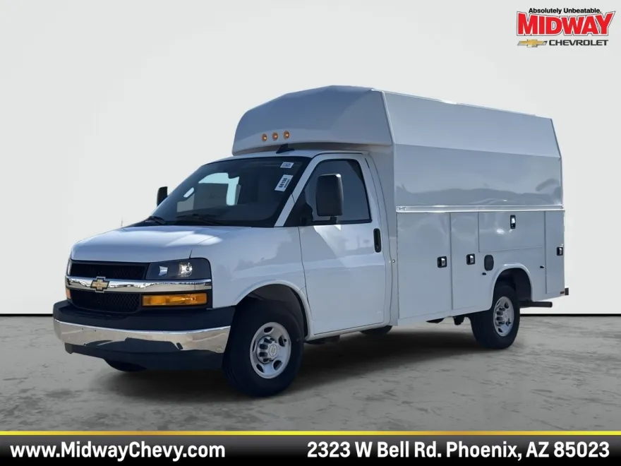 2024 Chevrolet Express Cutaway 3500 photo 1