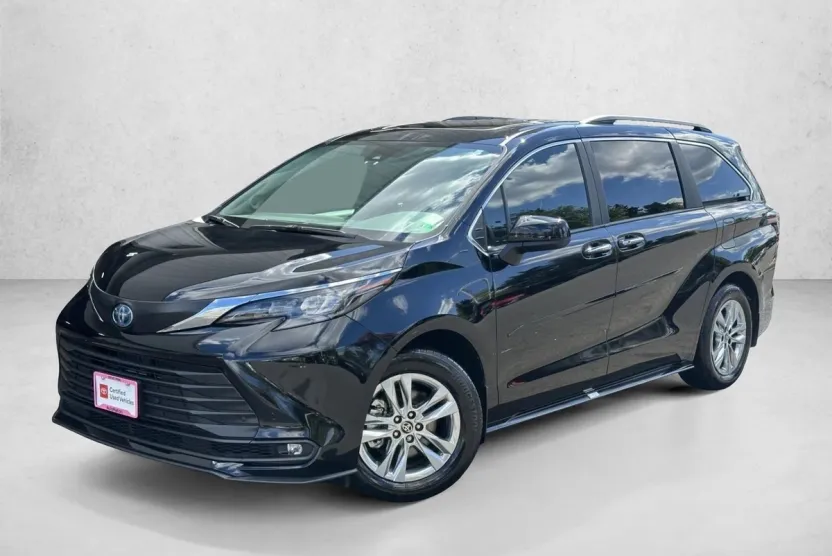 2025 Toyota Sienna XLE photo 1