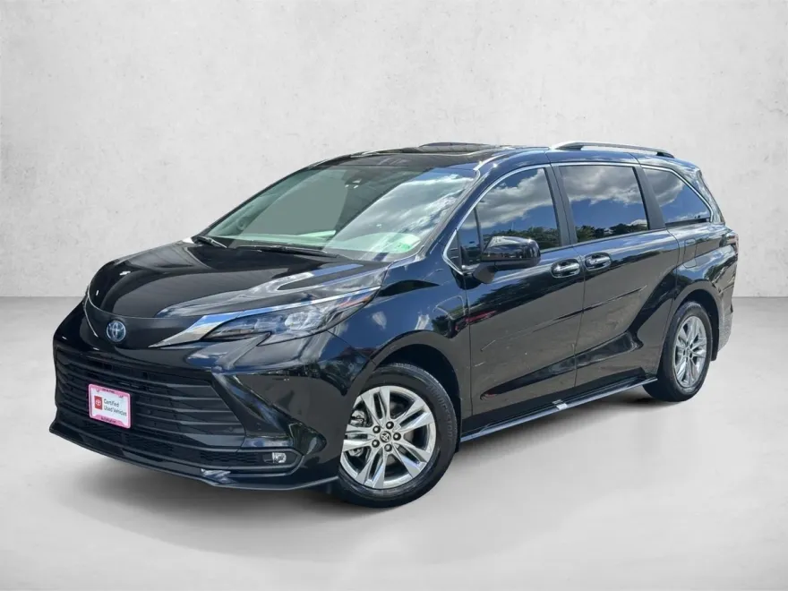 2025 Toyota Sienna XLE photo 1