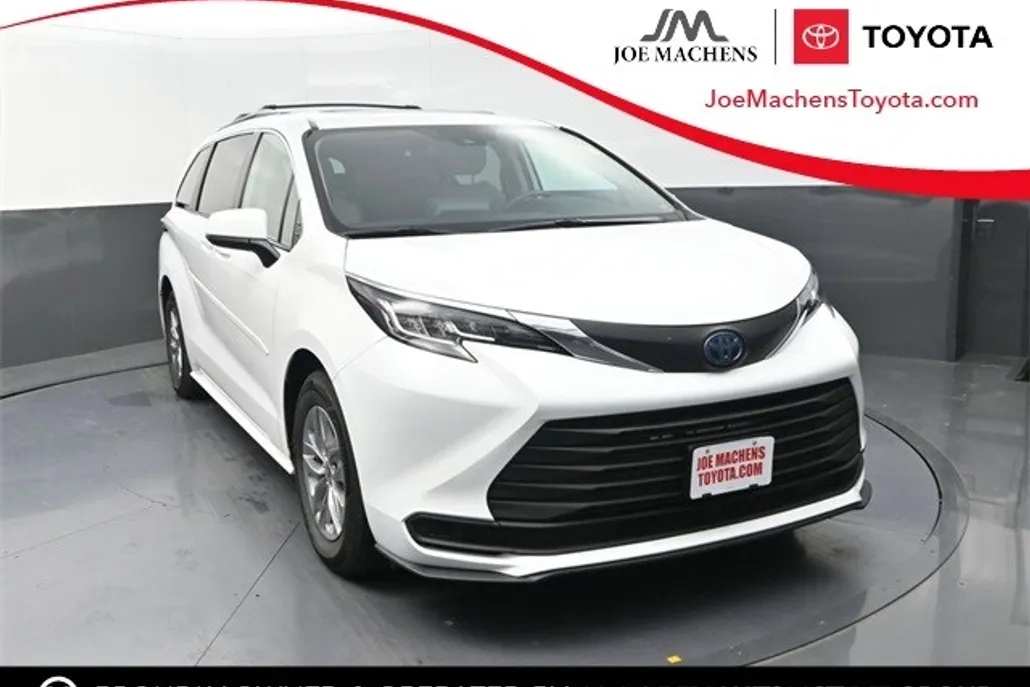 2022 Toyota Sienna LE photo 1