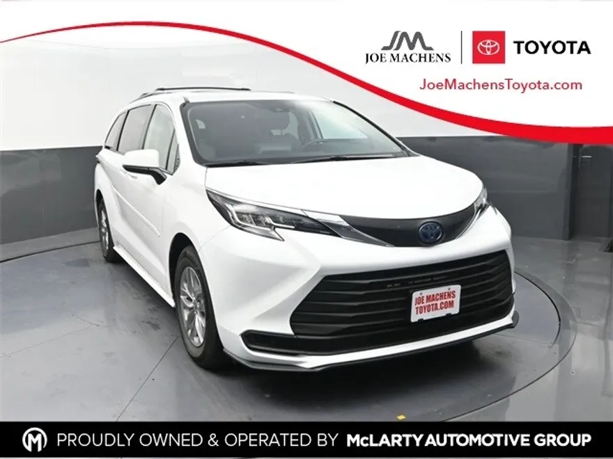 2022 Toyota Sienna LE photo 1