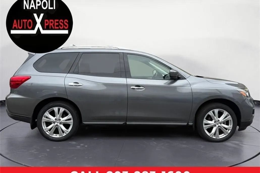 2018 Nissan Pathfinder SL photo 1