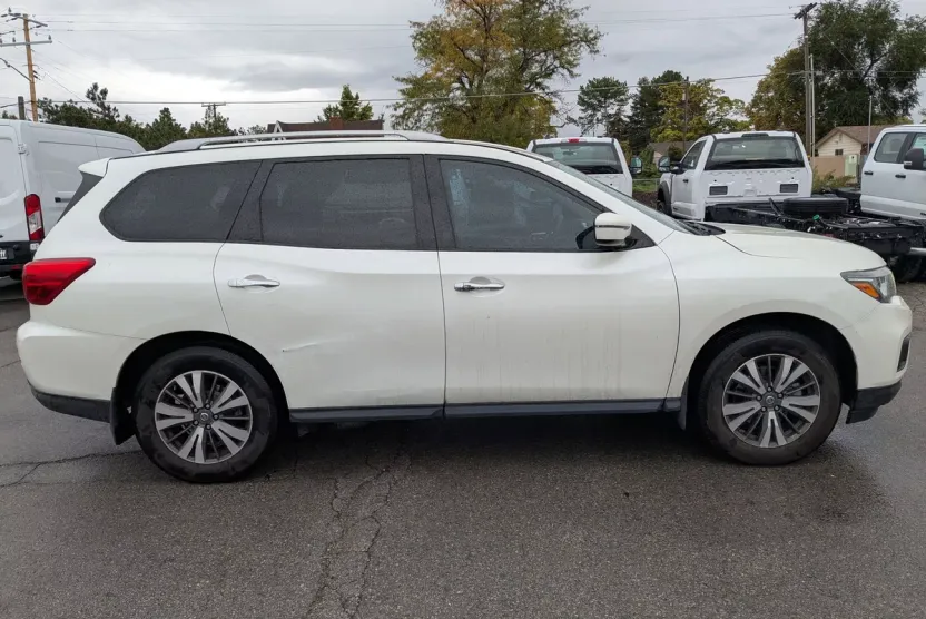 2017 Nissan Pathfinder SV photo 1