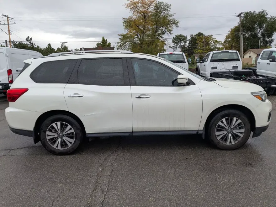 2017 Nissan Pathfinder SV photo 1