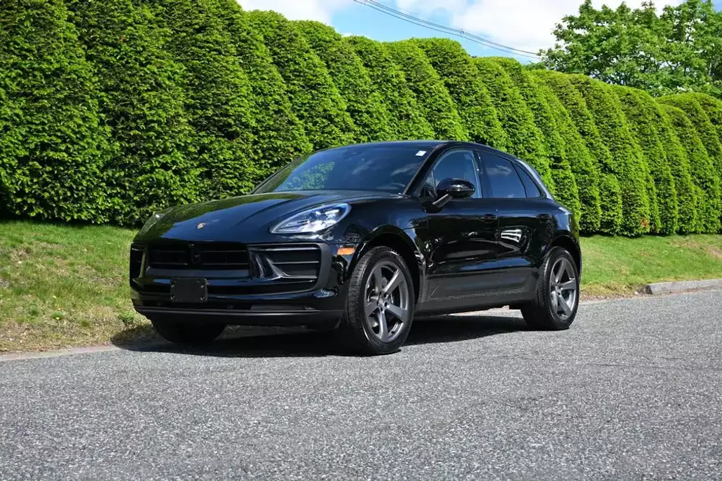 2025 Porsche Macan T photo 1