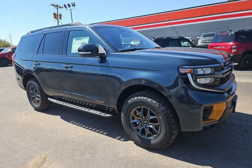 2025 Ford Expedition photo 1