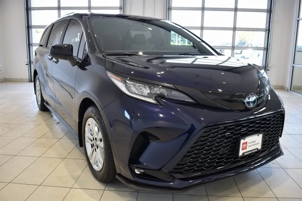 2023 Toyota Sienna XSE photo 1