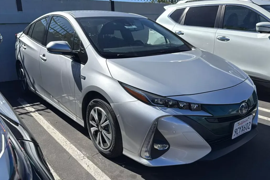 2017 Toyota Prius Prime Advanced photo 1