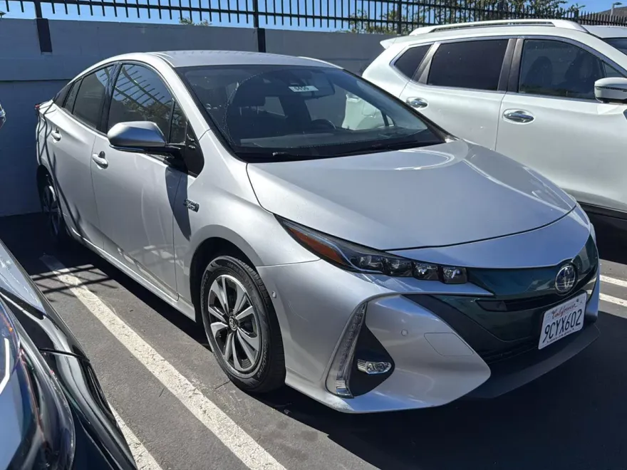 2017 Toyota Prius Prime Advanced photo 1