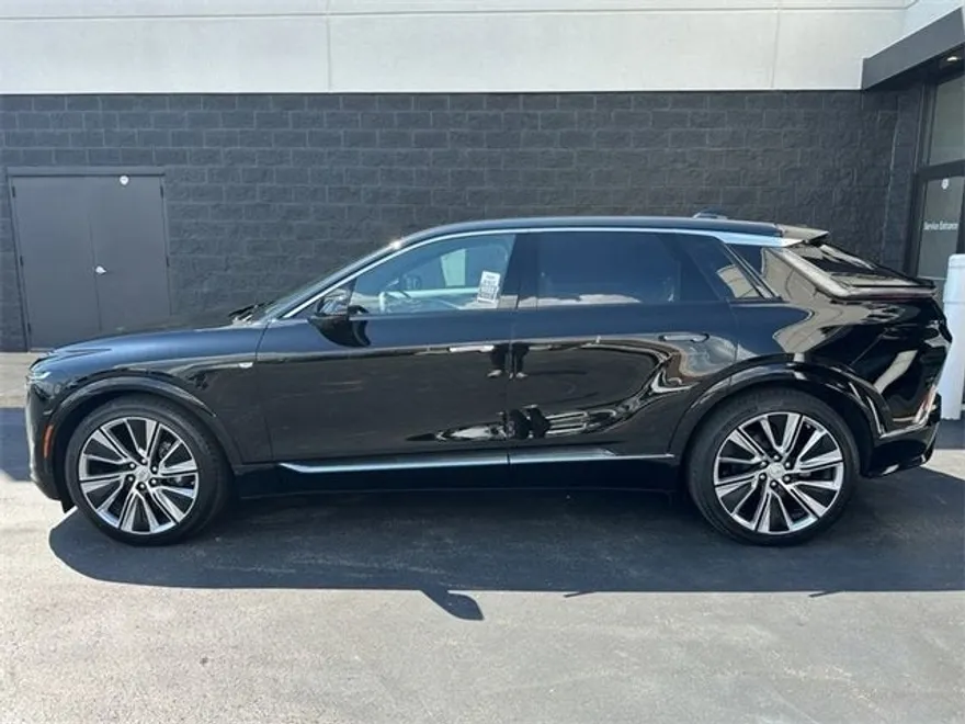 2025 Cadillac Lyriq Luxury photo 1