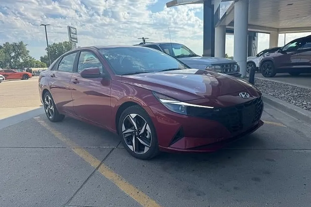 2023 Hyundai Elantra SEL photo 1