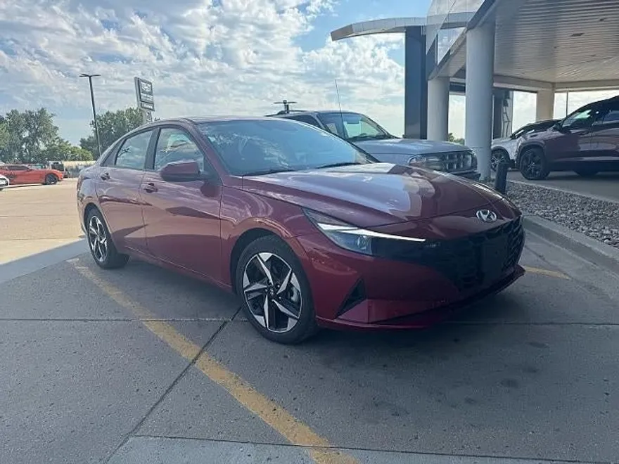 2023 Hyundai Elantra SEL photo 1
