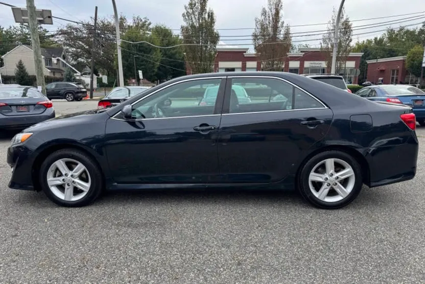 2013 Toyota Camry SE photo 1