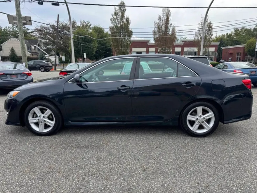 2013 Toyota Camry SE photo 1