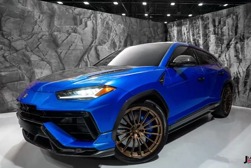2023 Lamborghini Urus Performante photo 1