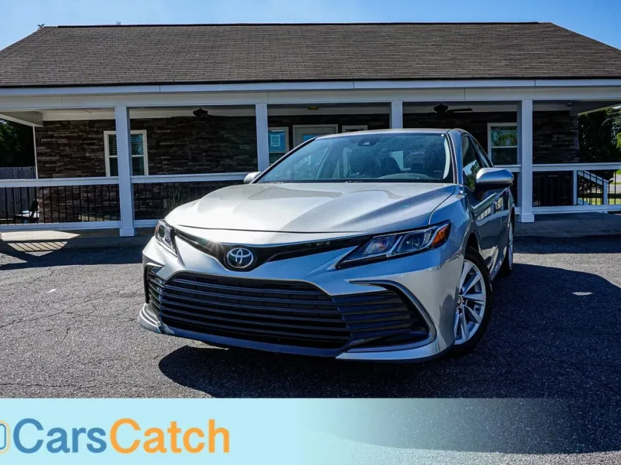 2022 Toyota Camry LE photo 1